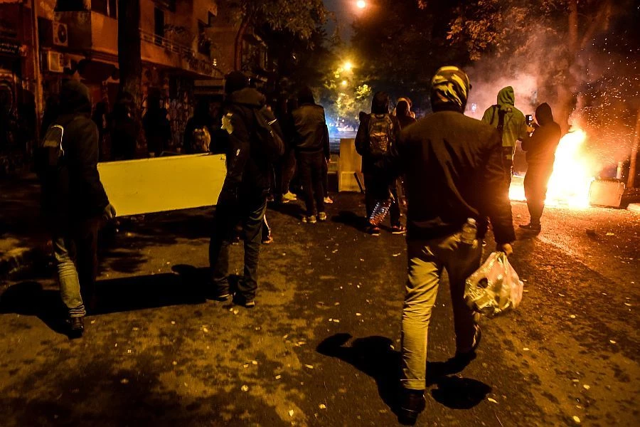 Φωτιά σε διαμέρισμα στα Εξάρχεια μετά από ρίψη μολότοφ (βίντεο)